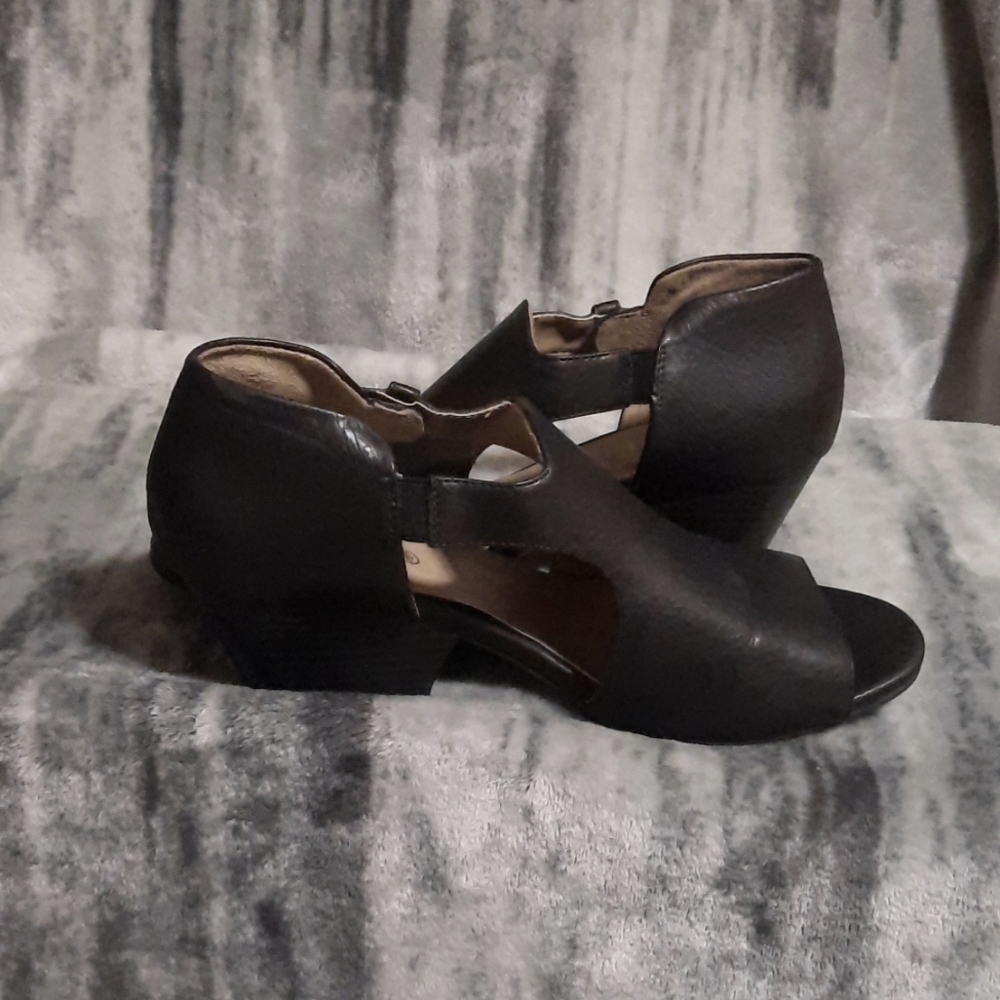 Dress sandals